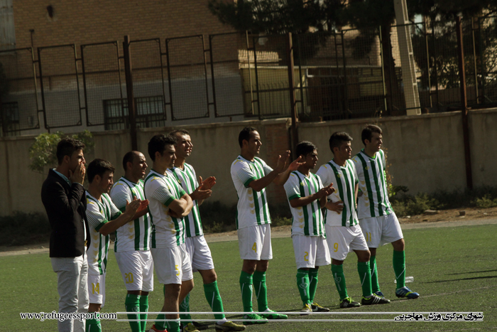 جام حذفی فوتبال مهاجرین در اوج حساسیت مطلب ویژه نوشته شده توسط مدیر اندازه قلم کاهش اندازه قلم افزایش اندازه قلم چاپ پست الکترونیکی این مورد را ارزیابی کنید 1 2 3 4 5 (0 رایها) haztit2 هفته دوم جام حذفی فوتبال مهاجرین که زیر نظر شورای مرکزی ورزش مهاجرین برگزار میگیردد در نهایت حساسیت و استرس ناشی از ارتکاب کوچکترین اشتباه و حذف شدن، پیگیری شد. همواره مسابقات حذفی حساسیت و هیجان خاص خود را دارا می باشد. تیمها سعی می کنند محتاط تر بازی کنند تا کوچکترین اشتباهی را مرتکب نشوند. هفته دوم جام حذفی فوتبال مهاجرین روز جمعه 24 میزان (مهر) در زمین نادر دولت آباد شهرری با انجام 5 دیدار پیگیری شد. طبق اعلام آقای اکبری مسئول اجرایی شورای مرکزی ورزش مهاجرین نتایج ذیل بدست آمد: عقابان کاپیسا 6 _ 7 خورشید بامیان بازی دروقت قانونی 1 بر 1 مساوی شد و در ضربات پنالتی تیم خورشید بامیان به پیروزی رسید. آسمان سلفون 5 _ 4 پامیر بازی دروقت قانونی با نتیجه 2 بر 2 مساوی شد و در ضربات پنالتی تیم آسمان سلفون موفق شد تیم باتجربه و قدرتمند پامیر را شکست بدهد. آرمان 2 _ 1 اتحاد نوین المهدی 4 _ 2 جامی هرات خورشید 4 _ 1 وحدت هرات کمیته اجرایی شورای مرکزی ورزش مهاجرین از کلیه سرپرستان تیمها در خواست میکند که تا بازی بعدی خود نواقص کارتهای بازی بازیکنان خود را کاملا رفع نمایند و قرار داد بازیکنان تیمهای خود را نیز طبق مندرجات برگه های قرار داد تکمیل نموده و به آقای اکبری مسئول اجرایی مسابقات تحویل دهند.