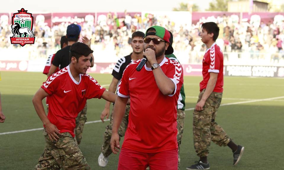 عکس / اجرای موسیقی در بین دو نیمه لیگ برتر افغانستان