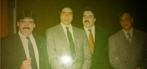 پشتی مجلهء (India Today ) که ماه مارچ امسال به نشر رسیده است و داکتر عبدالله با هنرمندان هندی دیده میشود.