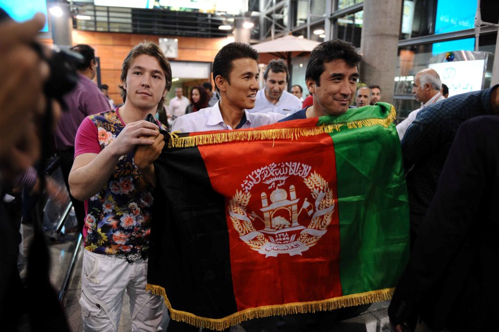 عکس / خداداد عزیزی با پرجم افغانستان