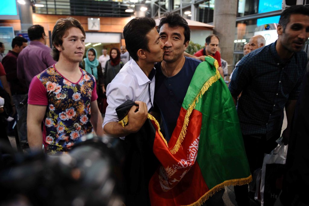 عکس / خداداد عزیزی با پرجم افغانستان