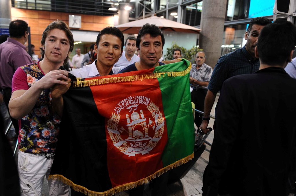 عکس / خداداد عزیزی با پرجم افغانستان