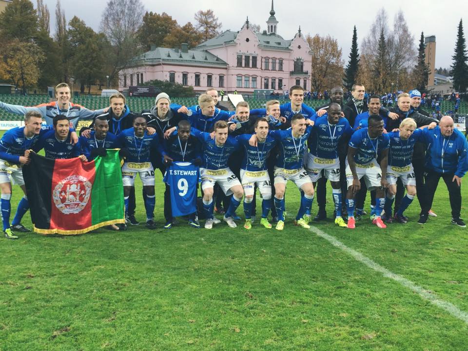 عکس / مشتاق یعقوبی با پرچم افغانستان در جشن نائب قهرمانی در لیگ برتر فنلاند